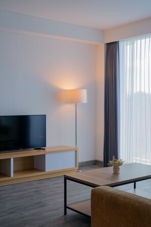 Junior Suite | Badezimmer | Dusche, umweltfreundliche Kosmetikartikel, Haartrockner, Hausschuhe