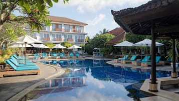 2 kolam renang outdoor, dengan payung kolam renang dan kursi berjemur