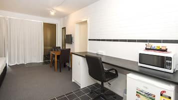 Standard King | Desk, laptop workspace, iron/ironing board, free WiFi