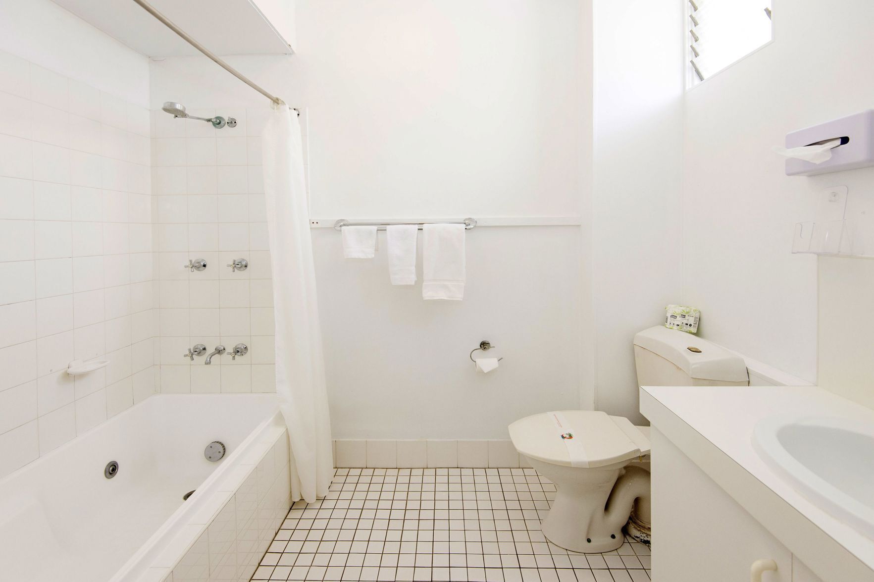 Ducha, artículos de tocador gratuitos, secador de pelo, toallas