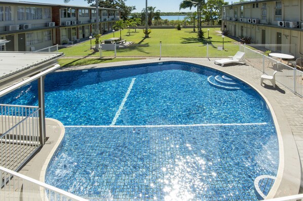 حمّام سباحة خارجي، مقاعد للتشمس