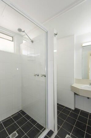 Shower, free toiletries, hair dryer, towels - Mid City Motor Inn (Mackay)