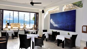 供应早餐、午餐和晚餐,国际美食,海滩景观