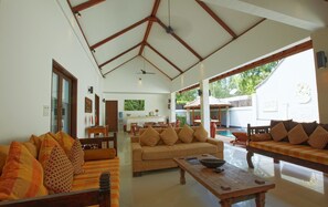 Deluxe-huvila, 2 makuuhuonetta (Ganesha) | Oleskelualue | 50–tuumainen LCD-televisio, jossa satelliittikanavat