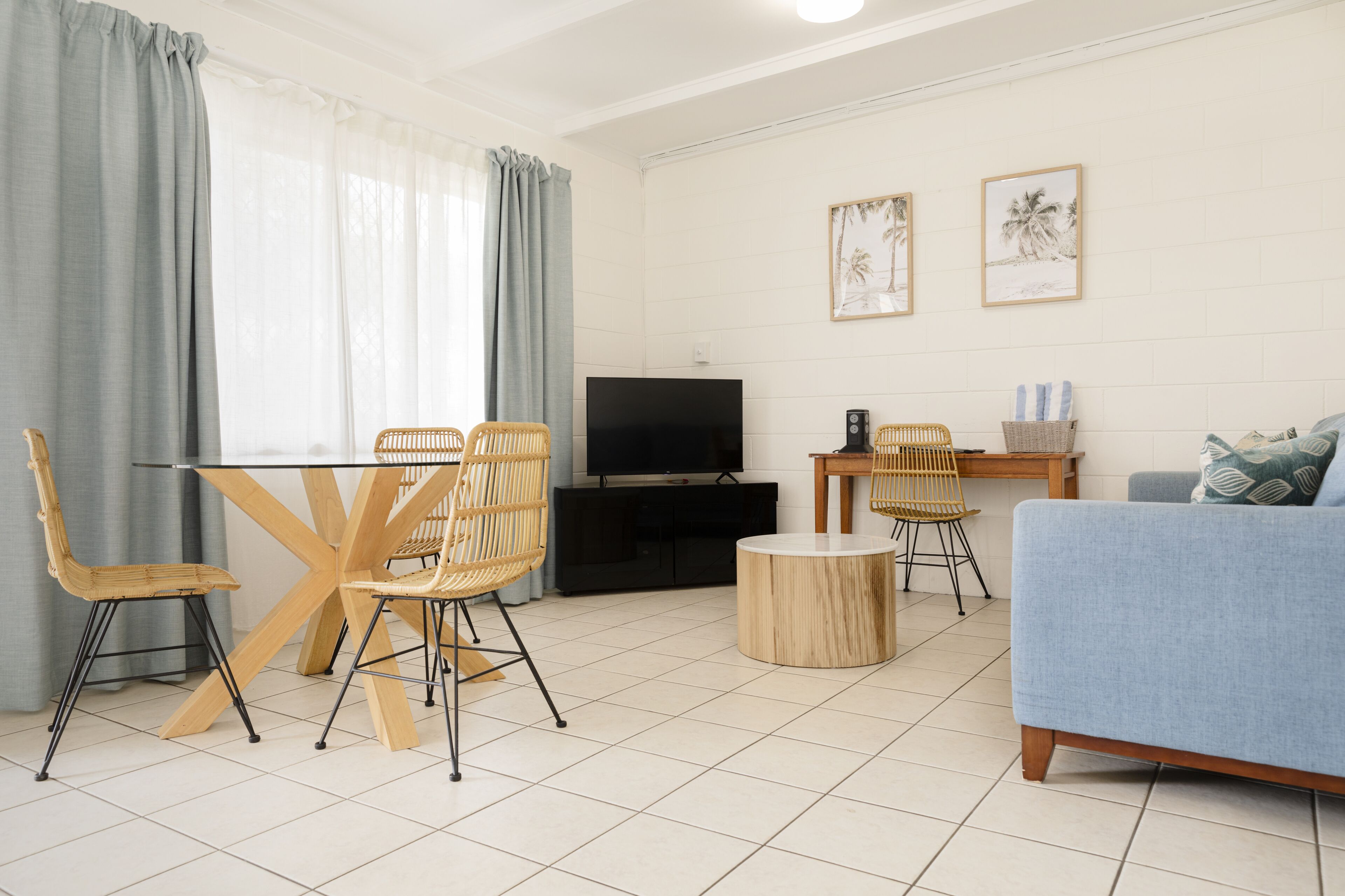 高级公寓, 1 间卧室 | 起居区 | 42-英寸纯平电视（配备数码频道）、电视、Netflix