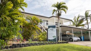 Vista frontal de la propiedad