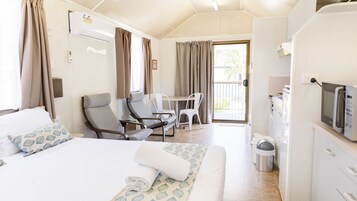 ベーシック キャビン クイーンベッド 1 台 (Studio) | リビング エリア | 42 インチの薄型テレビ (デジタル放送視聴可)、テレビ、Netflix