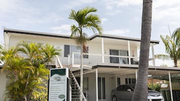 Vista frontal de la propiedad