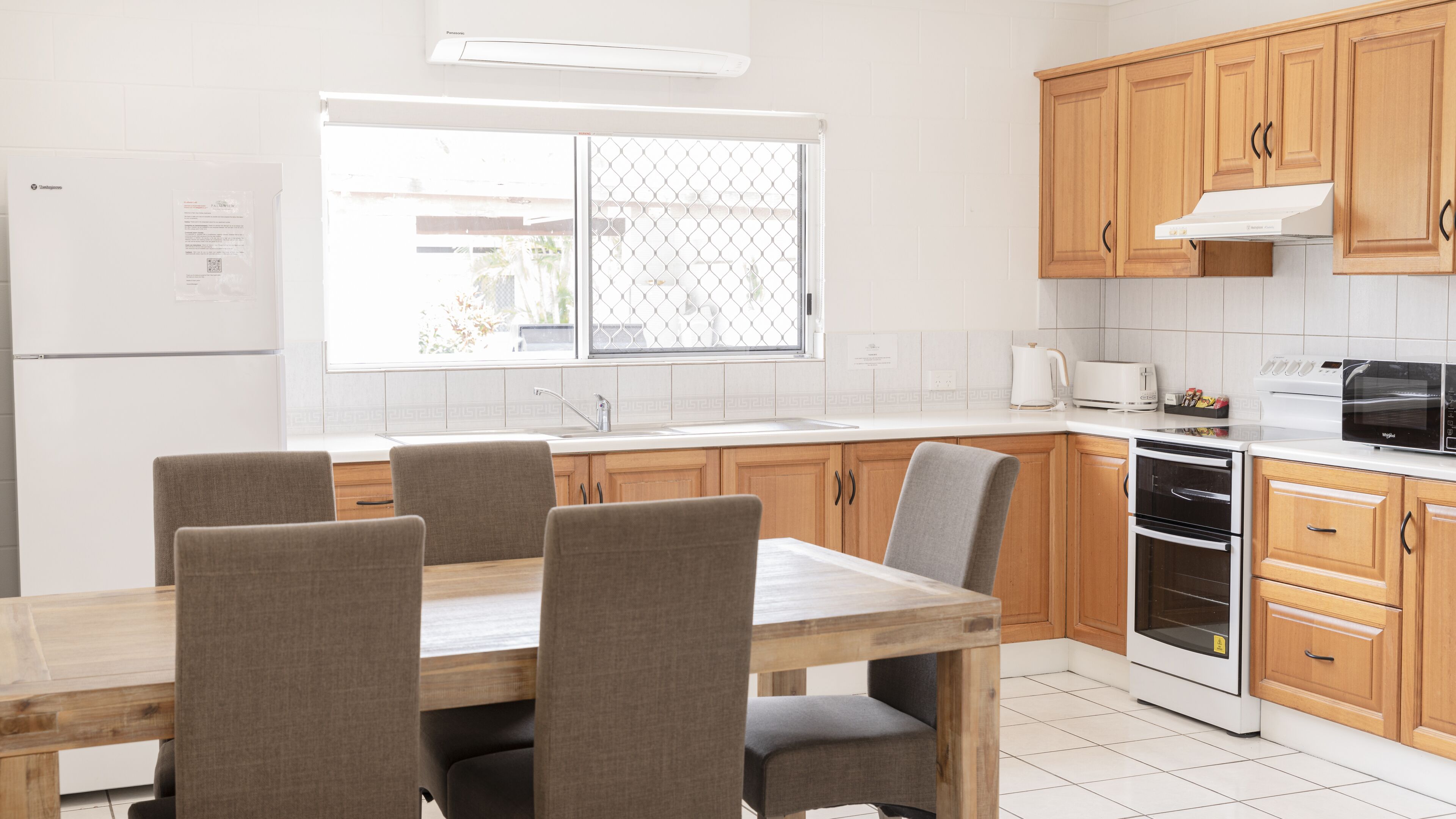 Superior Apartment, 2 Bedrooms | In-room dining