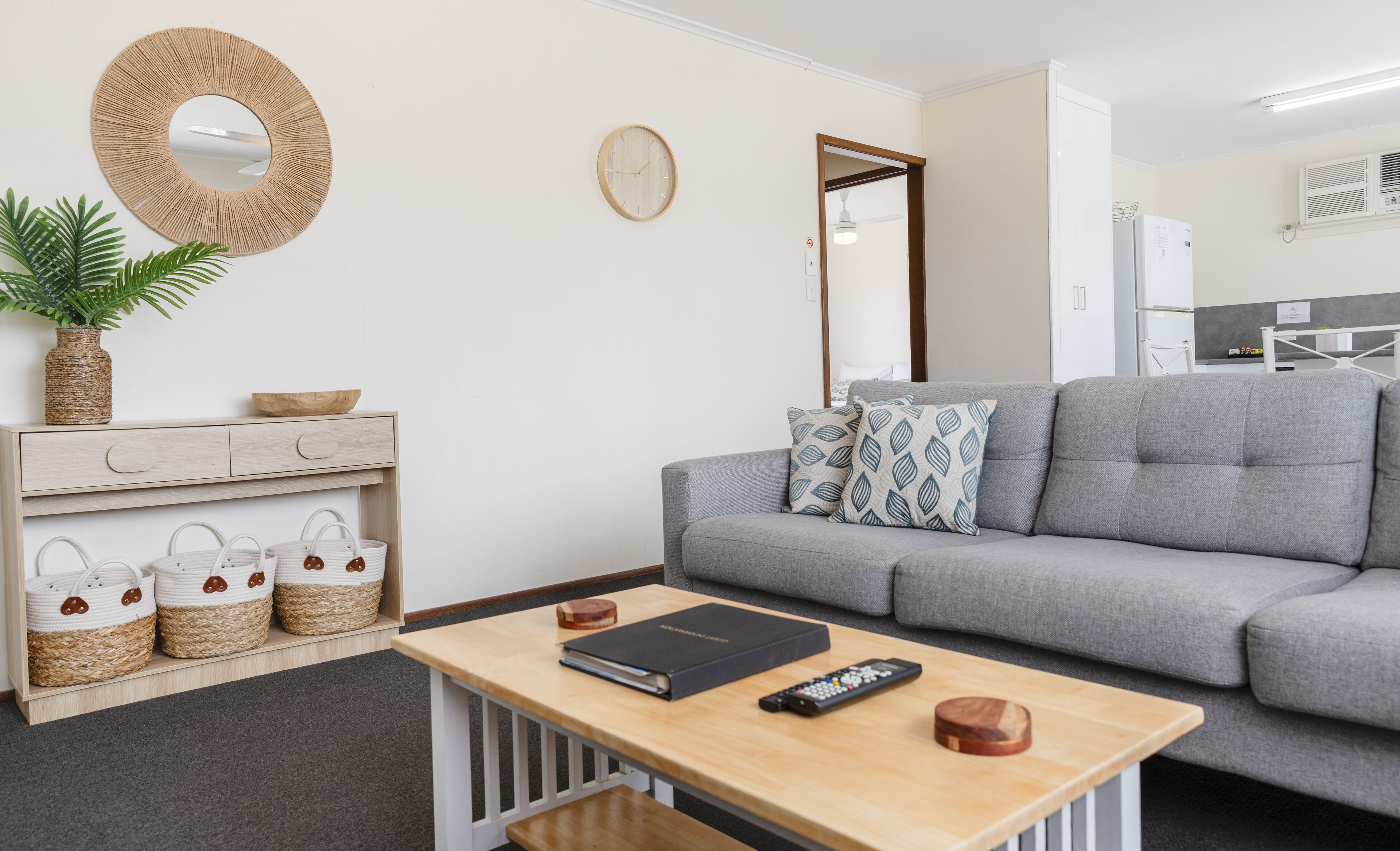 标准公寓, 2 间卧室 | 起居区 | 42-英寸纯平电视（配备数码频道）、电视、Netflix