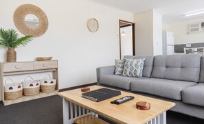 標準公寓, 2 間臥室 | 起居區 | 42-吋平面電視、數位頻道、電視、Netflix