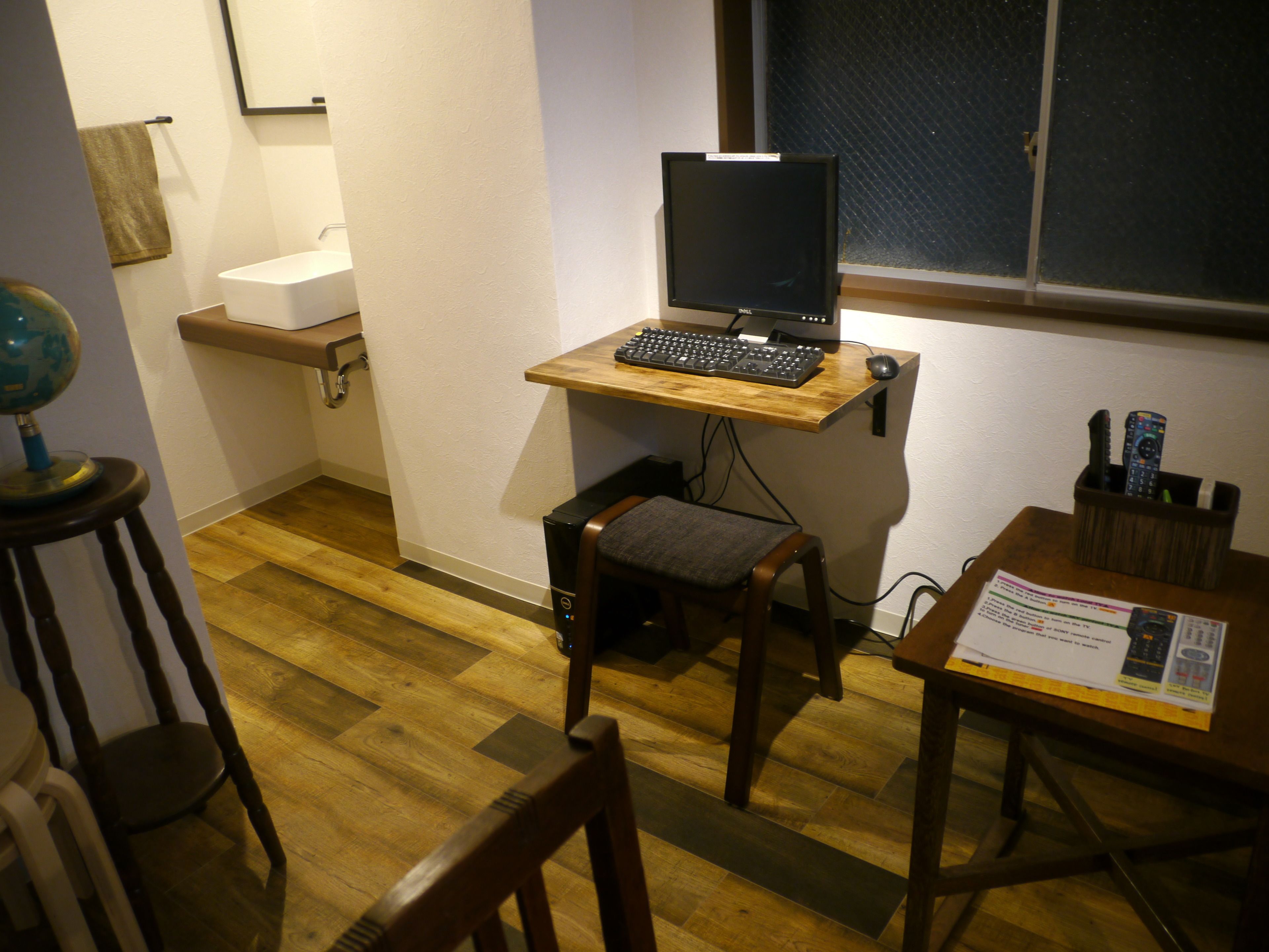 Un espacio de oficina pequeño con un escritorio, una silla y un monitor de computadora.