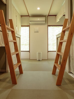 Bed in 8 Bed Mixed Dormitory Room | In-room safe, blackout curtains, free WiFi, bed sheets - J-Hoppers Hiroshima Guesthouse - Hostel (Hiroshima)