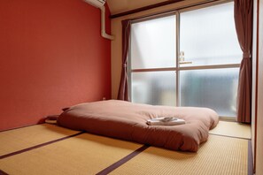 In-room safe, blackout drapes, free WiFi, bed sheets - J-Hoppers Hiroshima Guesthouse - Hostel (Hiroshima)