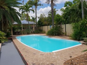 Seasonal outdoor pool, free pool cabanas, pool loungers - Alexandra Park Motor Inn (Bundaberg West)