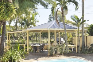 Seasonal outdoor pool, free cabanas, sun loungers