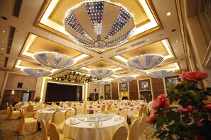 Lunch and dinner served, Chinese cuisine - Changbaishan International Hotel (Beijing)