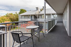 Family Apartment, 1 Bedroom, Kitchen | Terrace/patio - 306 Motel Apartments (Christchurch)