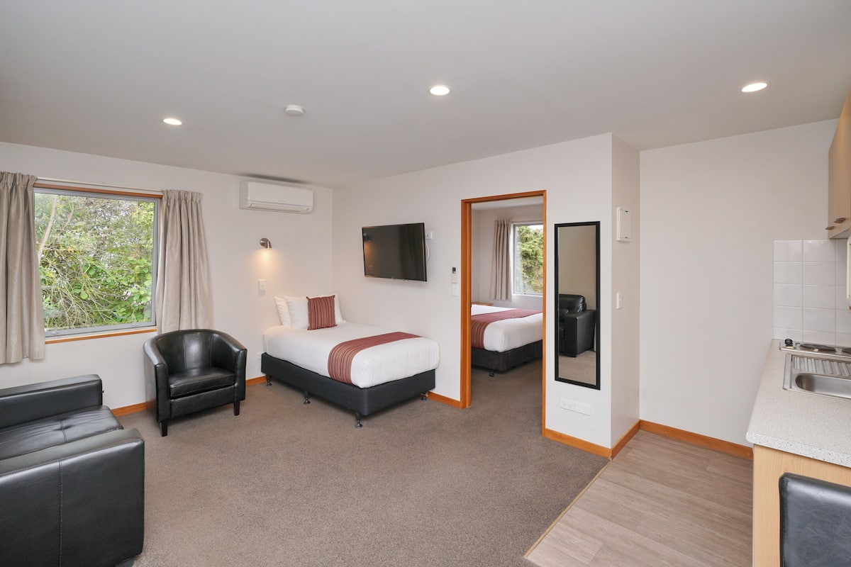 Suite Standar, 1 kamar tidur, Bebas Asap Rokok, dapur | Area keluarga | Televisi LCD 42-inci dengan saluran TV kabel dan TV