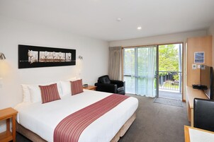 Executive Studio, Non Smoking, Kitchen (SUPERIOR STUDIO) | Soundproofing, iron/ironing board, free WiFi, bed sheets