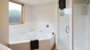 Standard Apartment, 2 Bedrooms, Non Smoking, Kitchen | Bilik Mandi | Kelengkapan dandanan diri percuma, pengering rambut, tuala disediakan