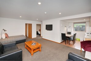 Standard Apartment, 2 Bedrooms, Non Smoking, Kitchen | Living area | 42-inch LCD TV with cable channels, TV - 306 Motel Apartments (Christchurch)