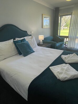 Deluxe Double Room, Golf View | Premium bedding, pillowtop beds, desk, laptop workspace - Town & Country Motor Inn Forbes (Forbes)