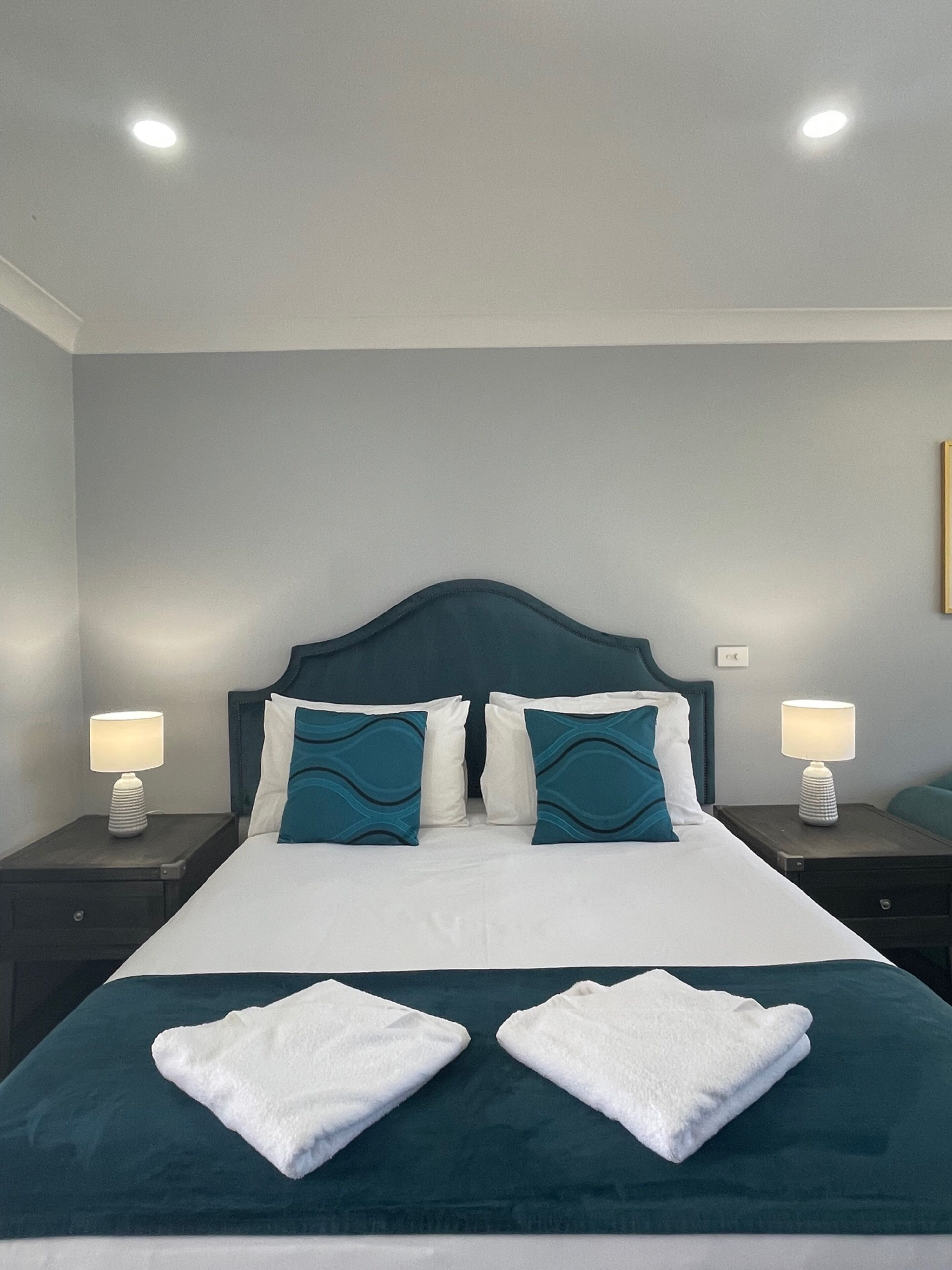 أغطية فراش متميزة وأسرّة بطبقة علوية مريحة ومكتب