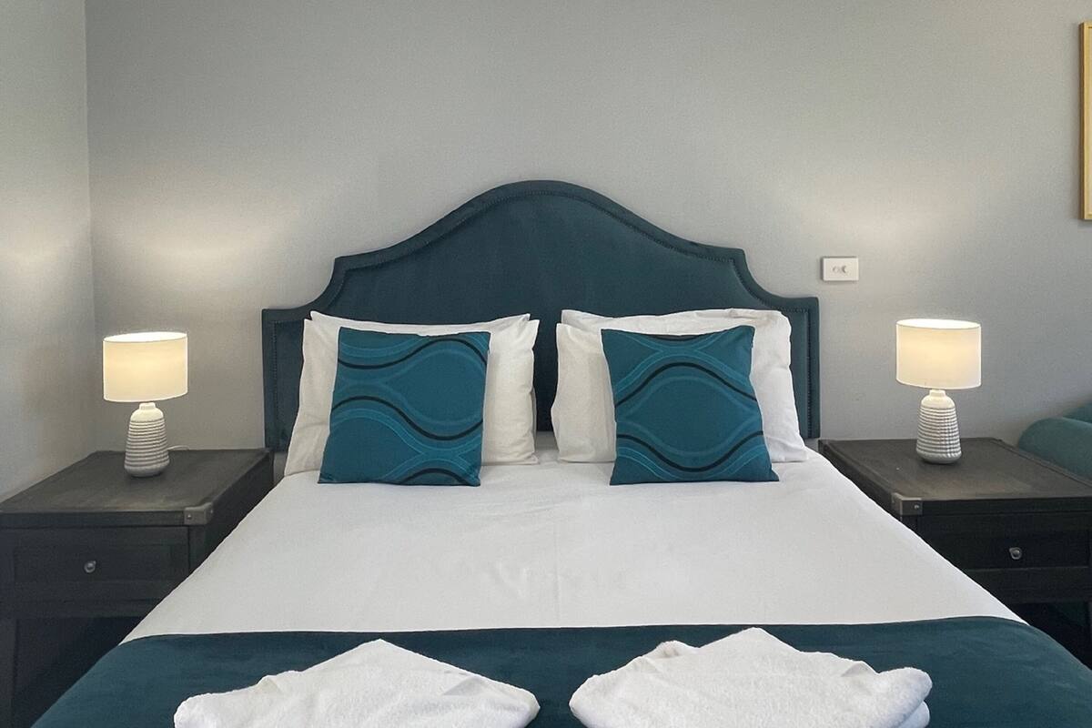 أغطية فراش متميزة وأسرّة بطبقة علوية مريحة ومكتب