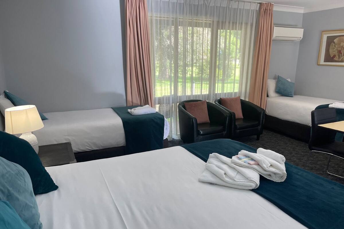 أغطية فراش متميزة وأسرّة بطبقة علوية مريحة ومكتب