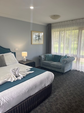 Deluxe Room, Jetted Tub