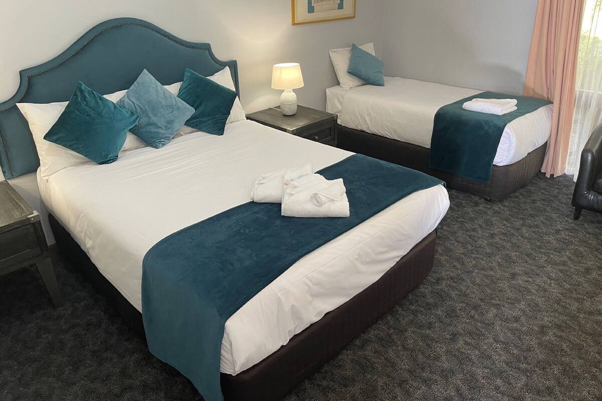 أغطية فراش متميزة وأسرّة بطبقة علوية مريحة ومكتب