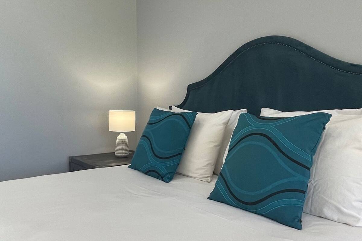 أغطية فراش متميزة وأسرّة بطبقة علوية مريحة ومكتب