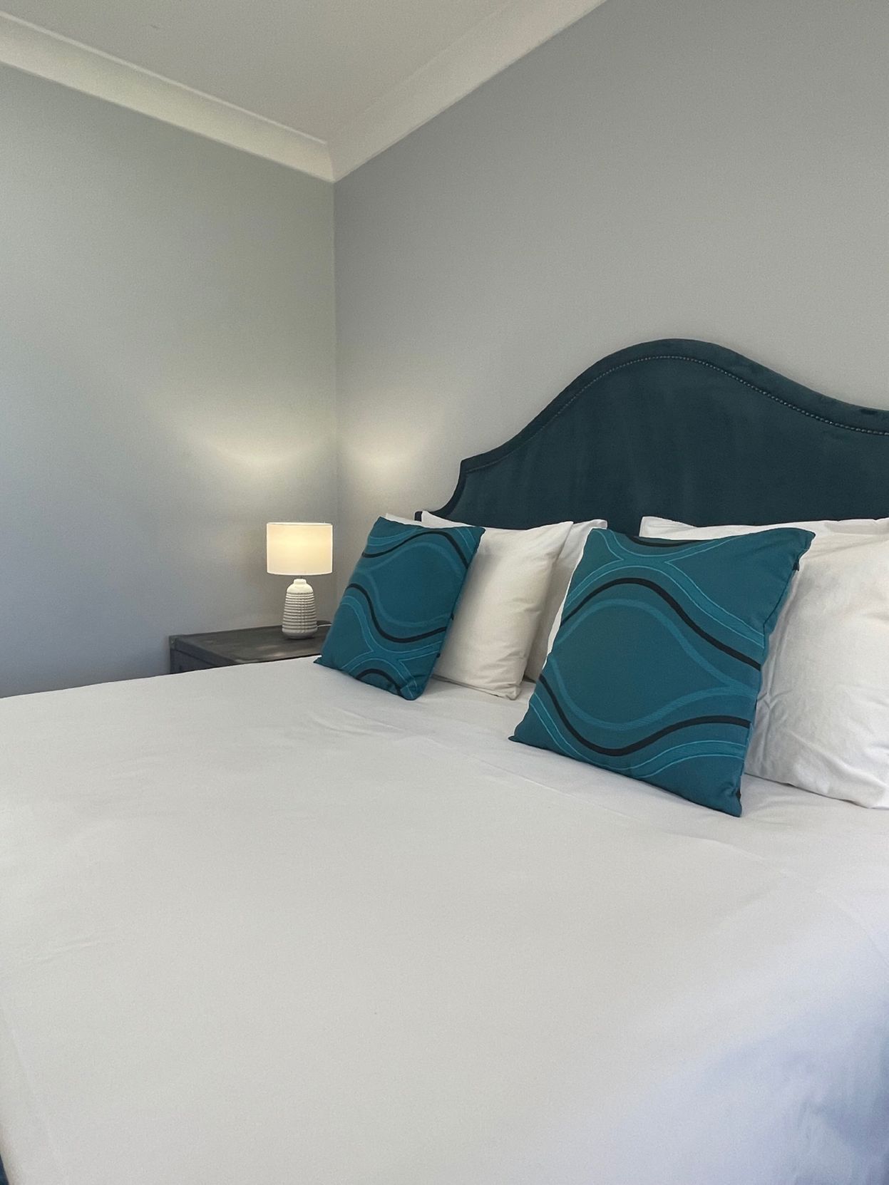 أغطية فراش متميزة وأسرّة بطبقة علوية مريحة ومكتب