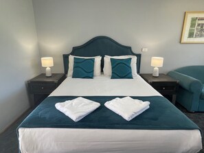 Premium bedding, pillowtop beds, desk, laptop workspace - Town & Country Motor Inn Forbes (Forbes)