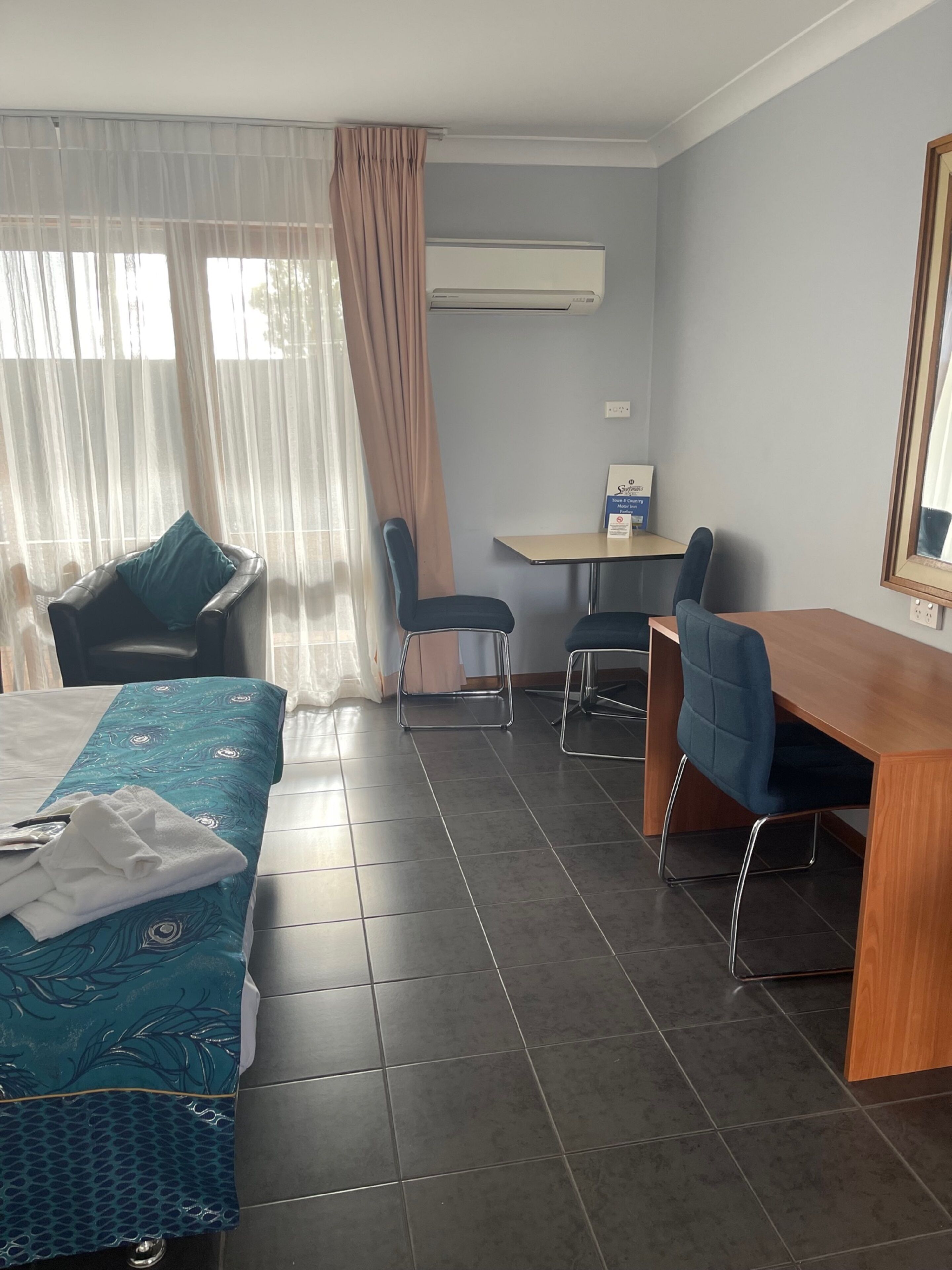 أغطية فراش متميزة وأسرّة بطبقة علوية مريحة ومكتب