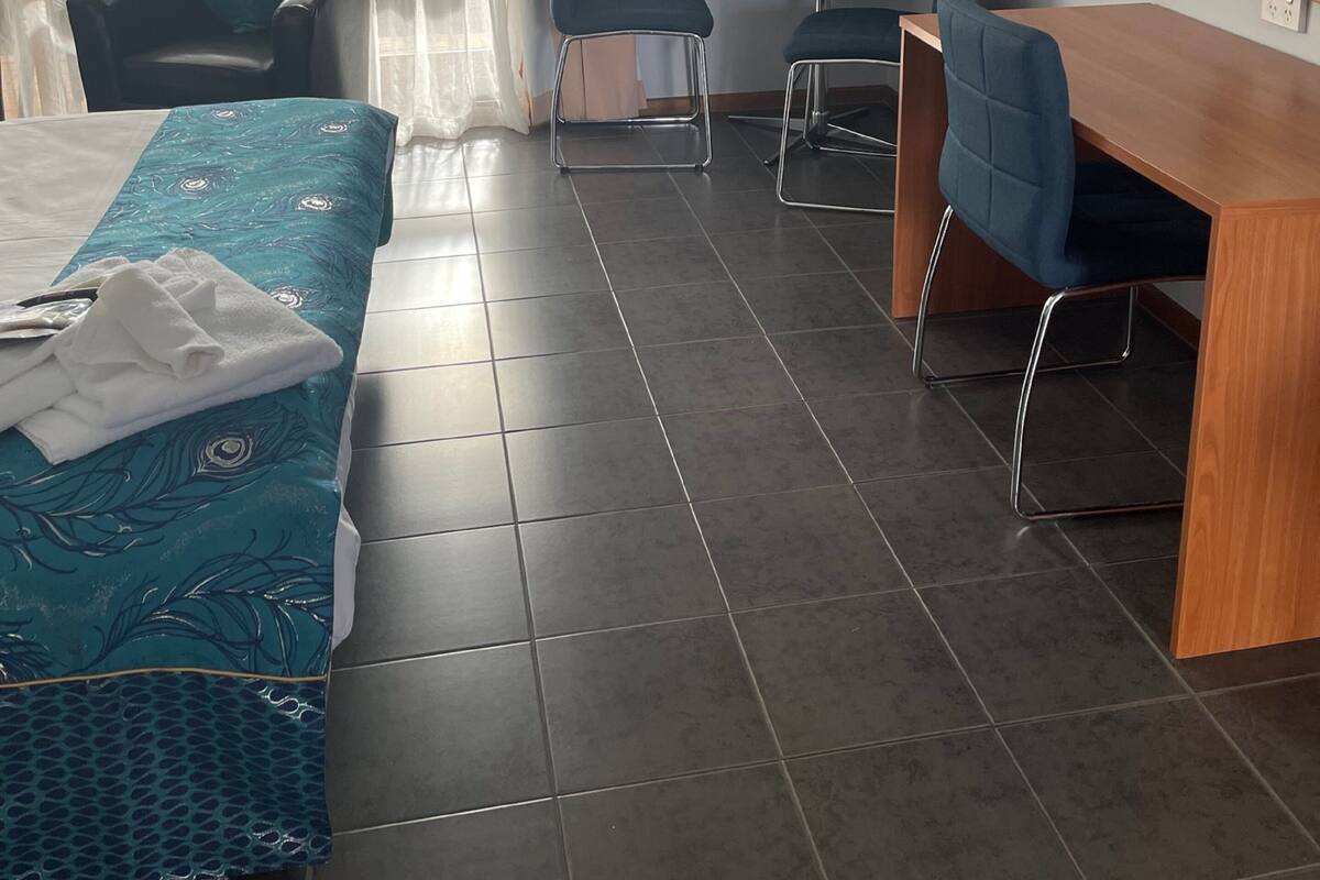 أغطية فراش متميزة وأسرّة بطبقة علوية مريحة ومكتب