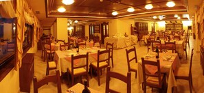 A dining area with multiple tables and chairs, arranged in a spacious layout. - Hotel LuSi (Roccaraso)