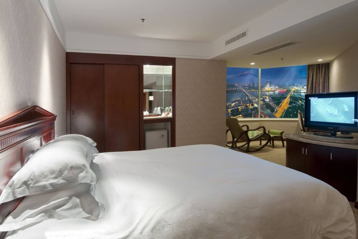 Deluxe Suite | Minibar, in-room safe, desk, rollaway beds