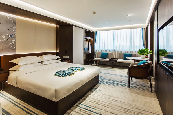 Deluxe Room | Minibar, in-room safe, desk, rollaway beds