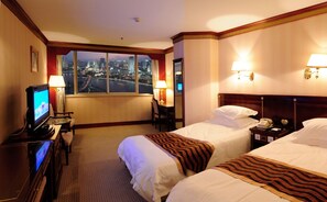 Business Room | Minibar, in-room safe, desk, rollaway beds