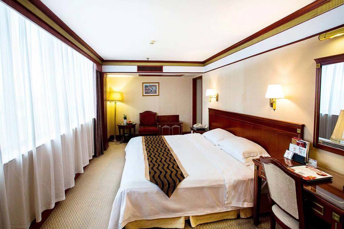 Standard Room | Minibar, in-room safe, desk, rollaway beds