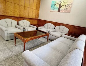 Lobby sitting area - The Promenade Bangkok (Bangkok)