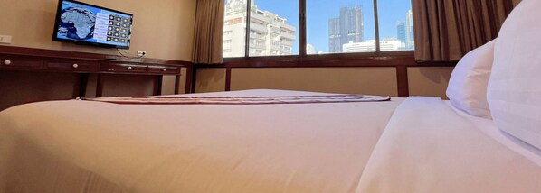 Minibar, in-room safe, desk, free WiFi - The Promenade Bangkok (Bangkok)
