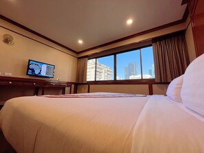 Minibar, in-room safe, desk, free WiFi - The Promenade Bangkok (Bangkok)