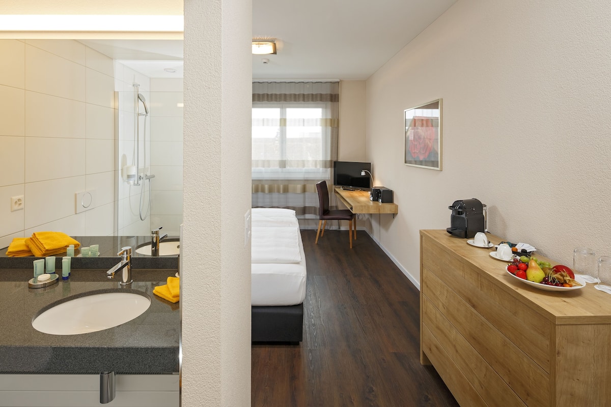 1 bedroom, hypo-allergenic bedding, desk, soundproofing