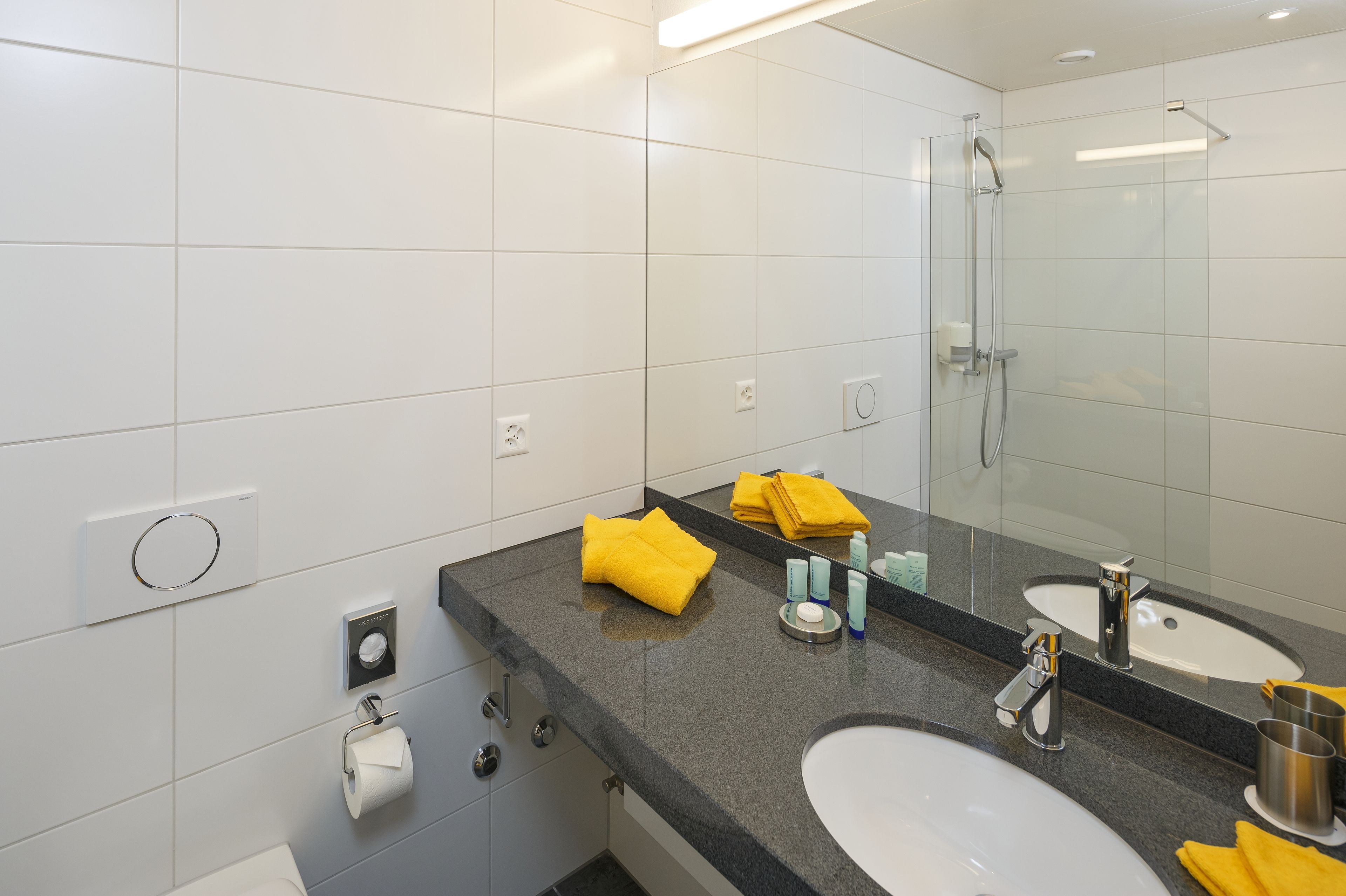 1 bedroom, hypo-allergenic bedding, desk, soundproofing