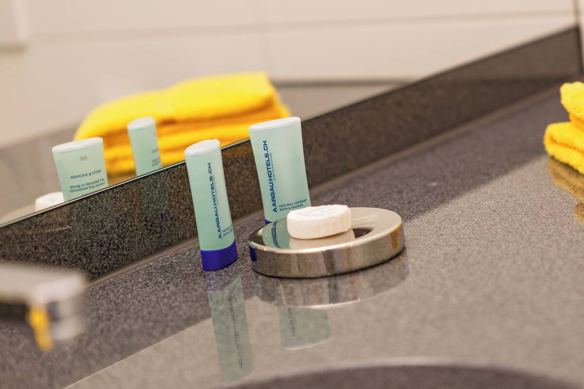 1 bedroom, hypo-allergenic bedding, desk, soundproofing