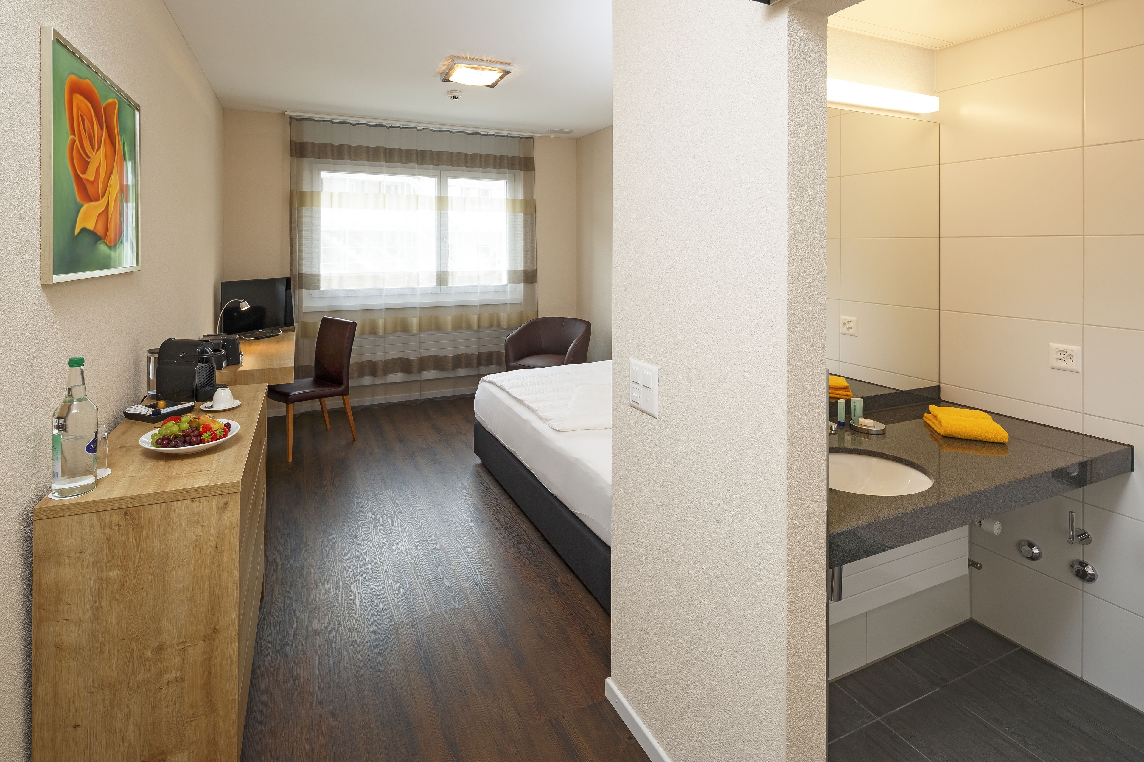 double room, 1 queen bed | 1 bedroom, hypo-allergenic bedding, desk, soundproofing