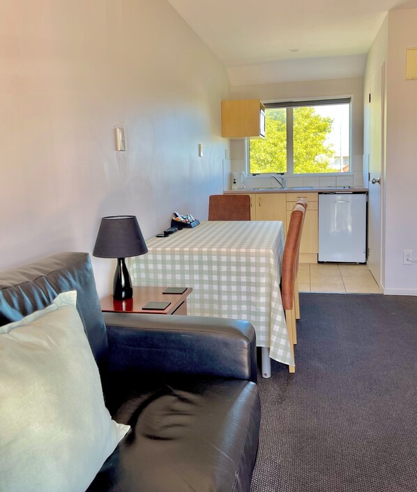 标准套房, 2 间卧室, 无烟房, 厨房 (SPA suite) | 起居区 | 32-英寸液晶电视 （配备数码频道）、电视